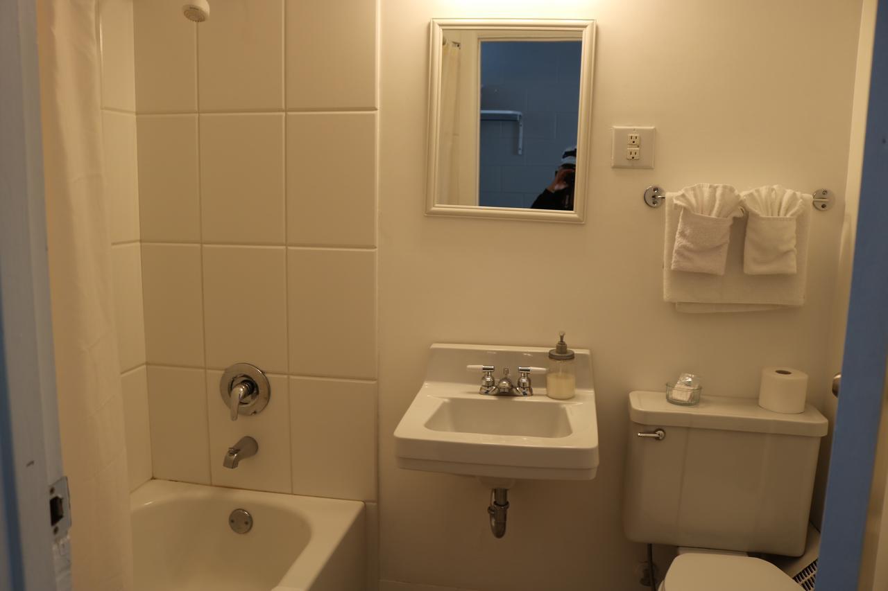 Manitou Motor Inn Exteriör bild