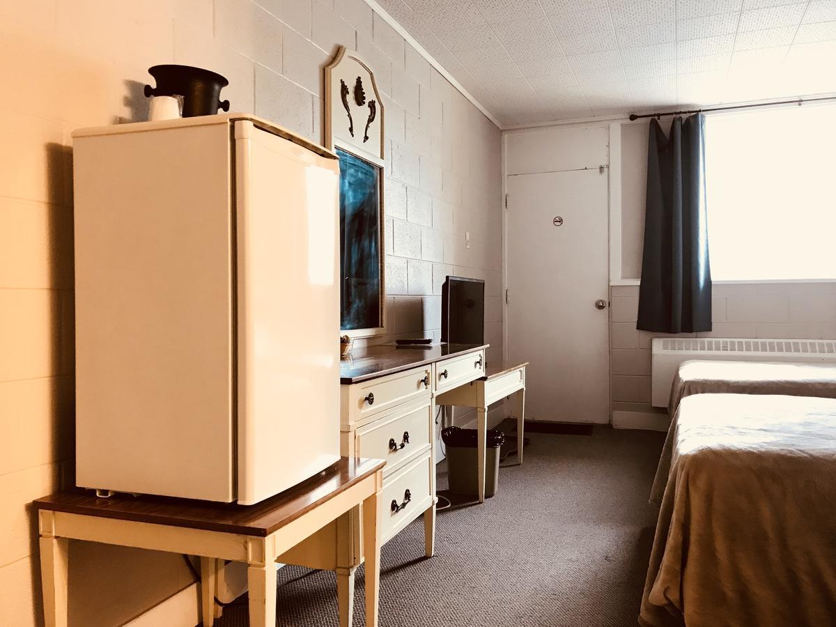 Manitou Motor Inn Exteriör bild